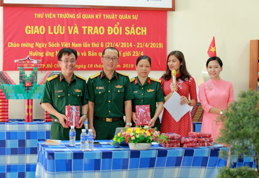 THƯ VIỆN TRƯỜNG SĨ QUAN KỸ THUẬT QUÂN SỰ TỔ CHỨC GIAO LƯU VÀ TRAO ĐỔI SÁCH