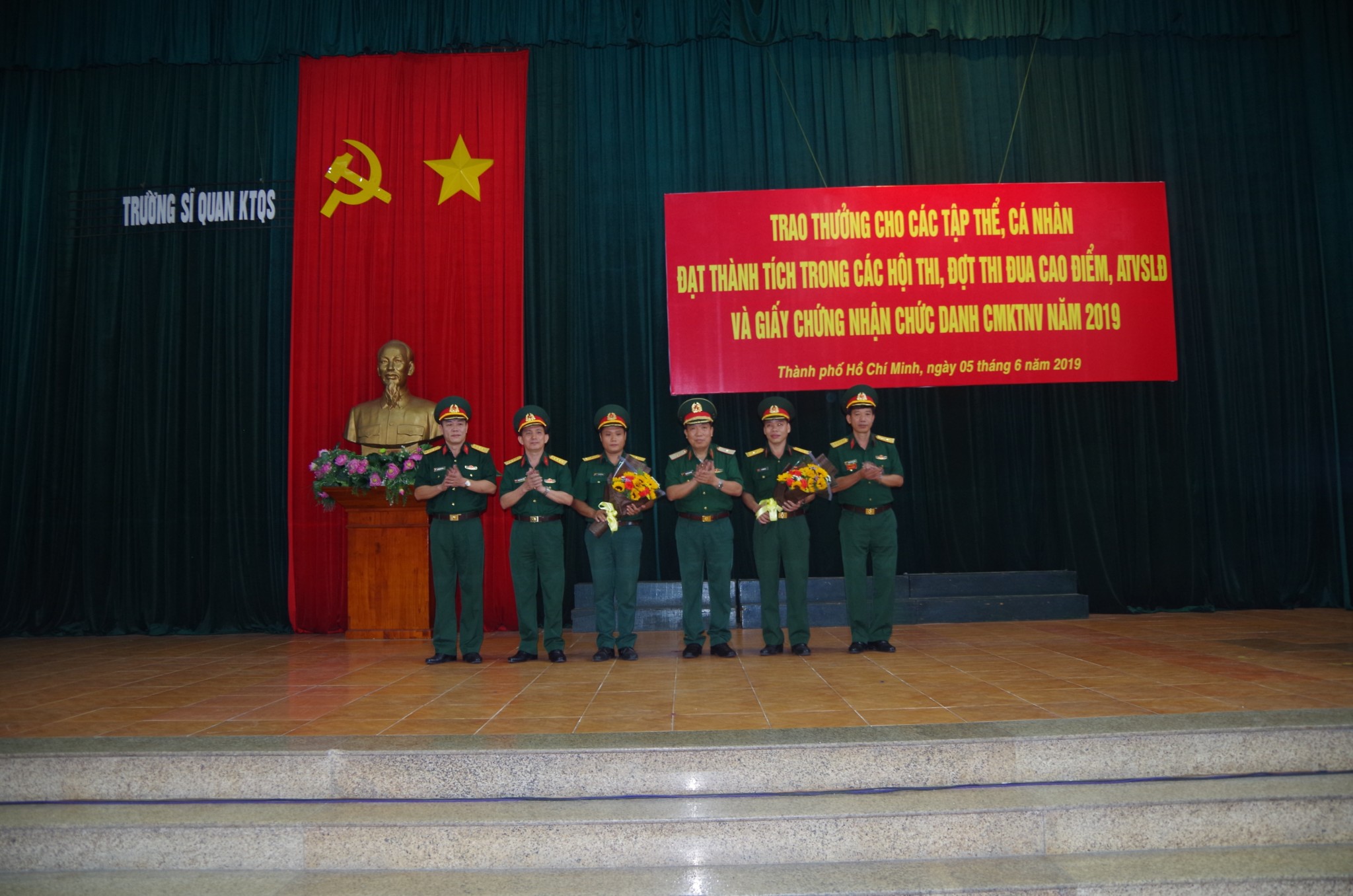 Trao thưởng cho các tập thể, cá nhân đạt thành tích trong các hội thi, đợt thi đua cao điểm, ATVSLĐ và giấy chứng nhận chức danh CMKTNV năm 2019