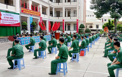 Hơn 300 chiến sĩ quân đội hiến máu tình nguyện