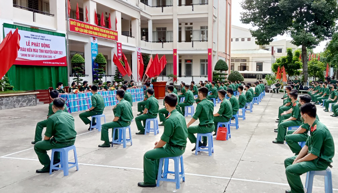 Lễ phát động 'Phong trào hiến máu tình nguyện năm 2021' với chủ đề 'Chung tay đẩy lùi dịch bệnh Covid-19' tại Trường Sĩ quan Kỹ thuật Quân sự.