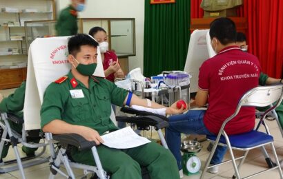 Hơn 300 cán bộ, chiến sĩ tham gia hiến máu ở TP.HCM