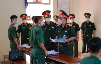 Trung tướng Ngô Minh Tiến, Phó Tổng Tham mưu trưởng QĐND Việt Nam kiểm tra, làm việc tại Trường Sĩ quan KTQS