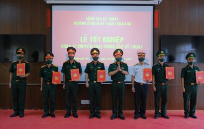 Trường Sĩ quan KTQS tổ chức lễ tốt nghiệp chuyển loại trung cấp kỹ thuật cho học viên khóa 17