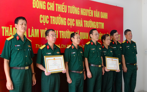 Thiếu tướng Nguyễn Văn Oanh, Cục trưởng Cục Nhà trường/BTTM thăm và làm việc tại trường Sĩ quan Kỹ thuật Quân sự