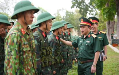 Thiếu tướng Phùng Ngọc Sơn, Phó CN – TMT Tổng Cục Kỹ thuật kiểm tra công tác huấn luyện chiến sĩ mới 2024