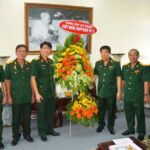 Đảng ủy Tổng cục kỹ thuật tặng hoa, chúc mừng Nhà trường