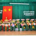 Thủ trưởng Nhà trường trao chứng nhận giáo viên giỏi cấp Trường cho các nhà giáo