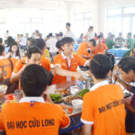 Các thầy giáo, cô giáo và học viên, sinh viên các đoàn dự bữa cơm chiến sĩ do Trường Đại học Trần Đại Nghĩa tổ chức