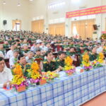 Tặng hoa chúc mừng các Nhà giáo ưu tú và các lãnh đạo, nguyên lãnh đạo qua các thời kỳ của Nhà trường