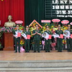 Thiếu tướng Hồ Trọng Đào – Phó chính ủy TCKT trao quyết định công nhận Nhà giáo giỏi Quân đội 2017 cho 5 đồng chí giảng viên