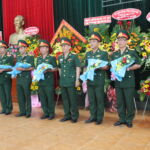 Đại tá Huỳnh Ngọc Nhâm – Chính ủy Nhà trường tặng quà tuyên dương 6 đồng chí đã được cấp bằng tiến sĩ trong năm học 2017-2018