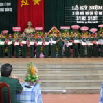 Đại tá Nguyễn Chiến Hạm – Hiệu phó Nhà trường trao quyết định công nhận giảng viên giỏi cấp cơ sở cho 18 đồng chí